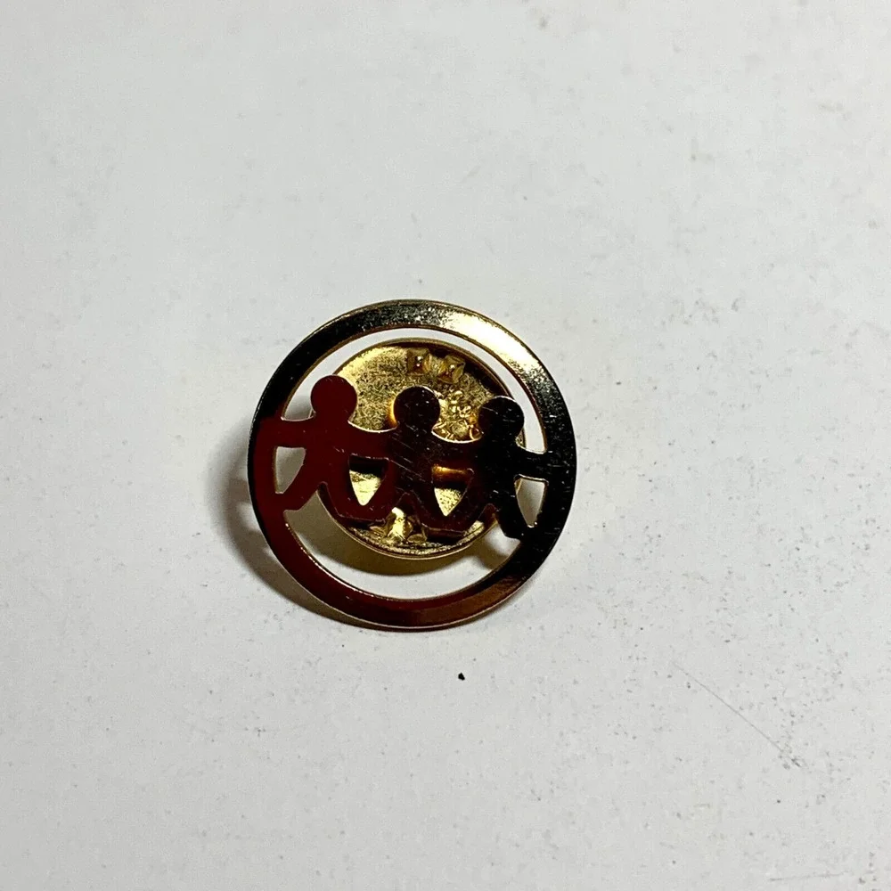 UNION MADE UNITED WAY 3 PEOPLE HOLDING HANDS LAPEL PIN-Vintage